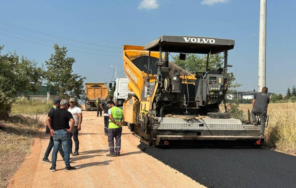 Kartepe’deki Sarımeşe Mahallesi Nadide Sokak’ta 360 ton asfalt serimi gerçekleştirildi.