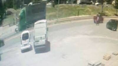 Sivas’ta bir nakliye kamyonu yayaya çarptı. Metrelerce savrulan kişi ağır