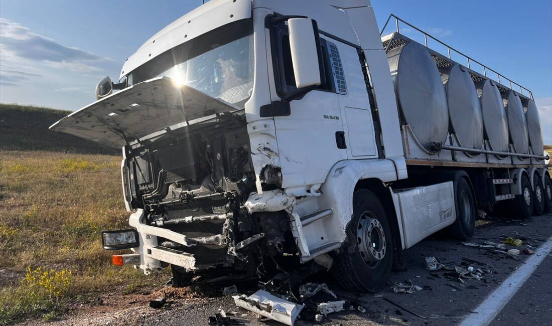 NEVŞEHİR (AA) – Nevşehir’in Hacıbektaş ilçesinde otomobil ile tırın çarpışması