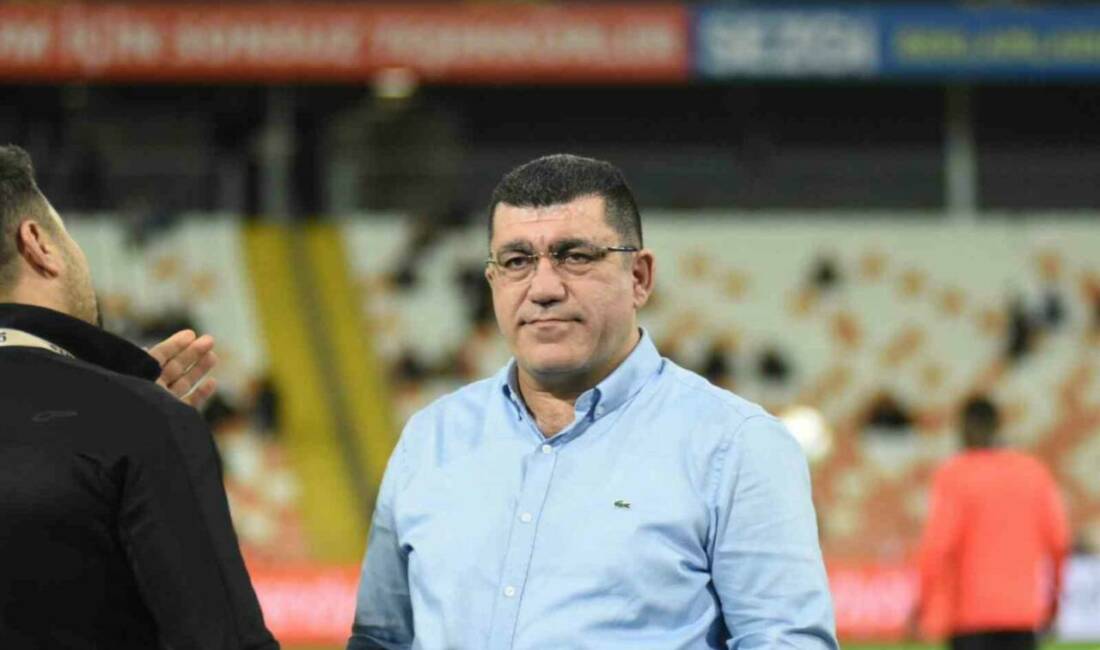 Kayserispor Başkanı Nurettin Açıkalın, Teknik Direktör Sergej Jakirovic ile bir