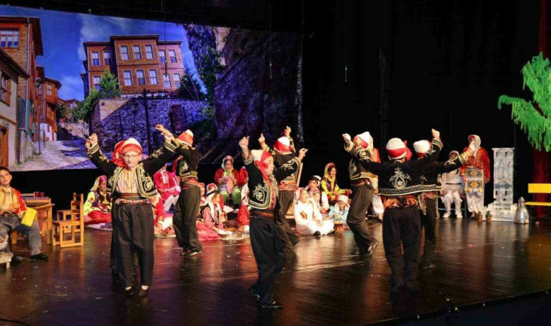 İzmit’te düzenlenen “Bir Zamanlar Anadolu’da Türkülerimiz” adlı yıl sonu konserinde,