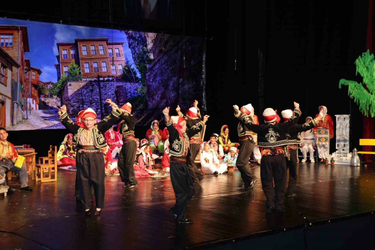 İzmit’te düzenlenen “Bir Zamanlar Anadolu’da Türkülerimiz” adlı yıl sonu konserinde,