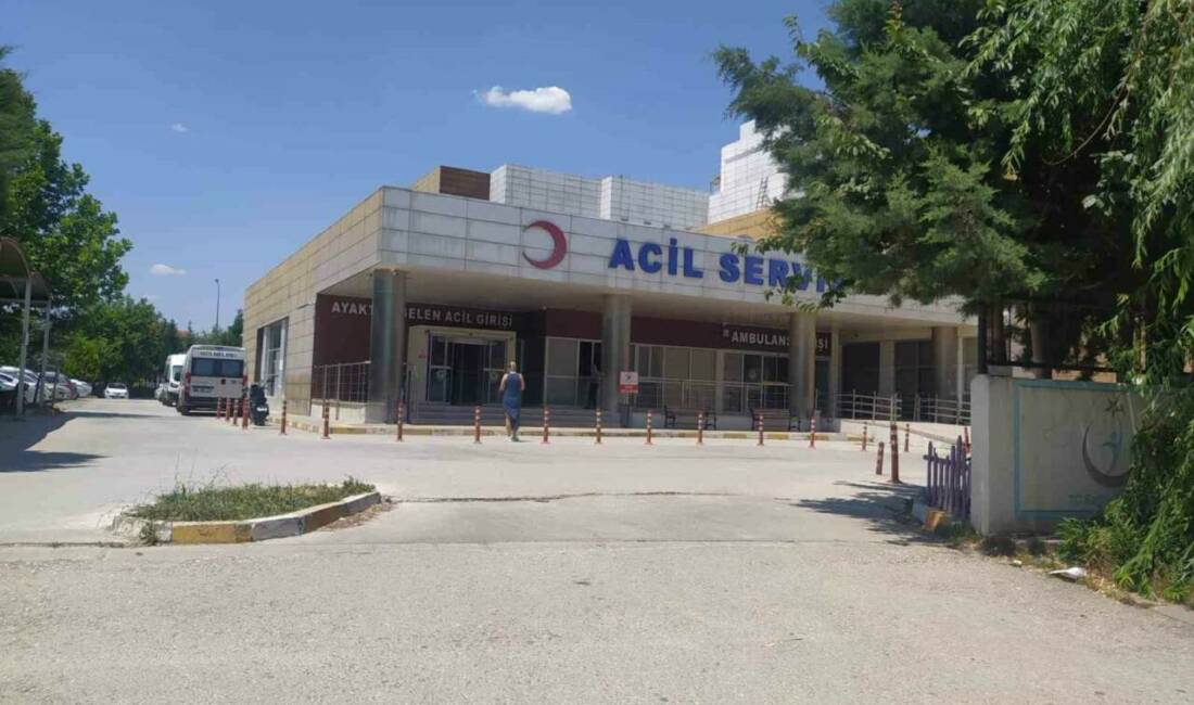 Denizli Çivril’de okulda görevli iki öğretmen yumruk yumruğa kavga etti.