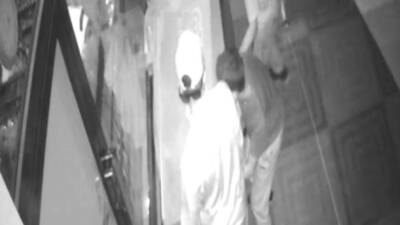 Eskişehir’de bir marketin dondurma ve meşrubat dolabını açmaya çalışan 3