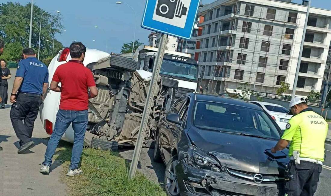 Ordu’nun Ünye ilçesinde 2 otomobilin çarpıştığı kazada araçlardan biri takla