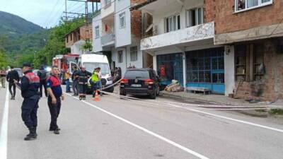 Ordu’da kontrolden çıkan cipin bir bakkalın önünde oturanları arasına daldığı
