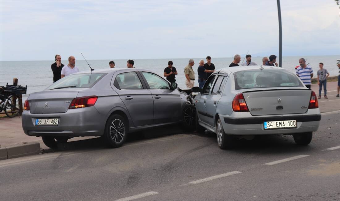 ORDU (AA) – Ordu’nun Ünye ilçesinde iki otomobilin çarpıştığı kazada