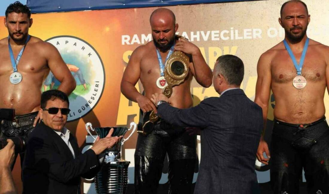 Kocaeli’de düzenlenen 17. Sekapark Altın Kemer Yağlı Güreşleri’nde başpehlivan, rakibi