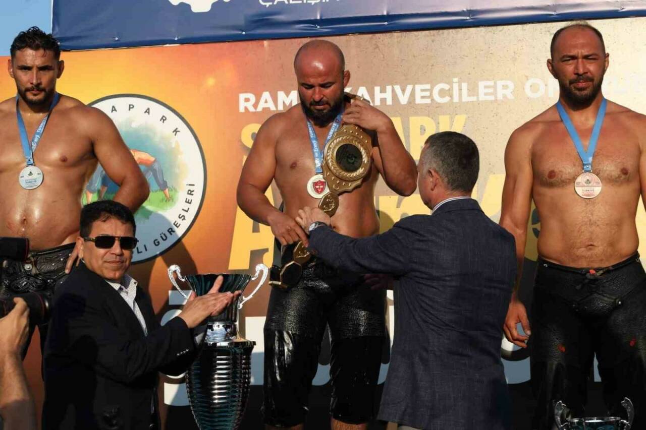 Kocaeli’de düzenlenen 17. Sekapark Altın Kemer Yağlı Güreşleri’nde başpehlivan, rakibi
