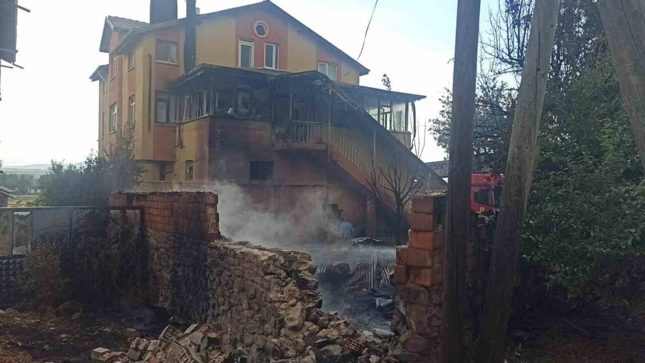Konya’nın Seydişehir ilçesinde evinin önündeki otları yakan şahsın kontrolünden çıkan