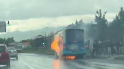 Erzurum’da hareket halindeki belediye otobüsü bir anda alev aldı, yolcular