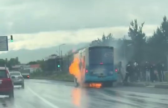 Erzurum’da hareket halindeki belediye otobüsü bir anda alev aldı, yolcular