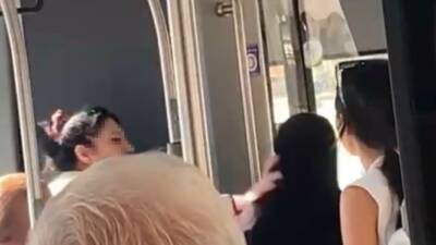 Denizli’de 2 yaşındaki kızıyla birlikte halk otobüsüne binen tesettürlü kadın,