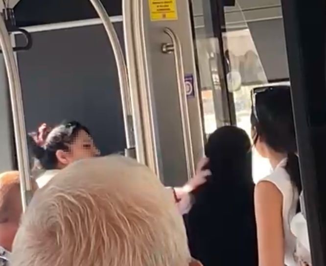 Denizli’de 2 yaşındaki kızıyla birlikte halk otobüsüne binen tesettürlü kadın,