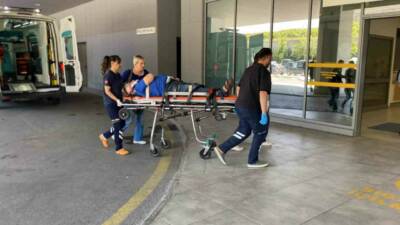 Kocaeli’nin Kandıra ilçesinde sürücüsünün kontrolünden çıkan otomobil, yol kenarındaki ağaca