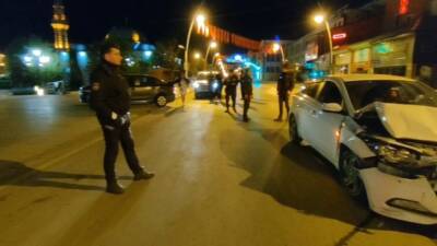 Erzurum’da meydana gelen trafik kazasında direksiyon hakimiyetini kaybeden sürücü, park