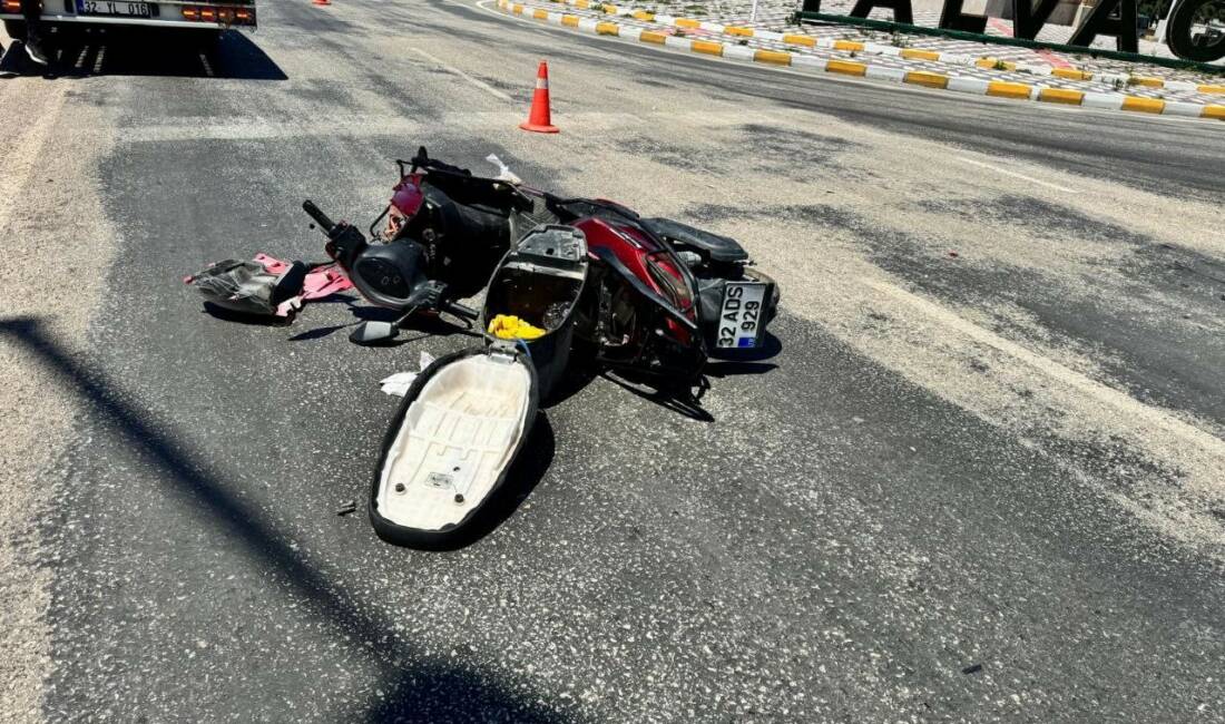 Isparta’nın Yalvaç ilçesinde kavşakta otomobil ile motosikletin çarpışması sonucu meydana