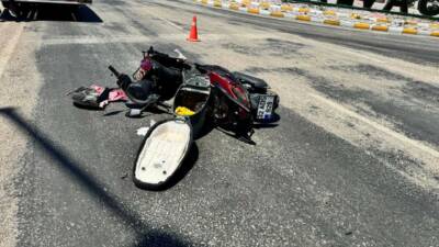 Isparta’nın Yalvaç ilçesinde kavşakta otomobil ile motosikletin çarpışması sonucu meydana