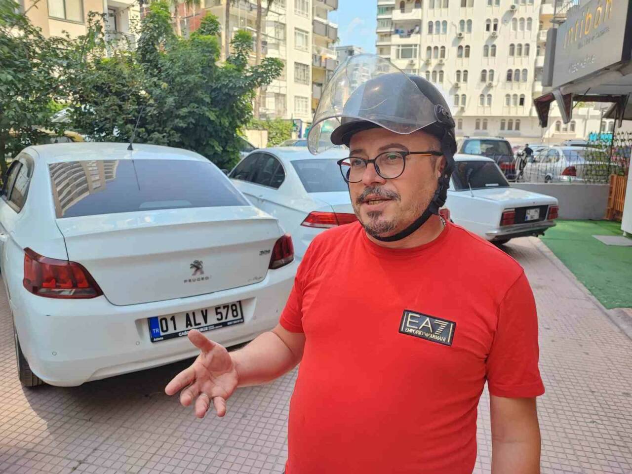 Adana’da bir kişiye otomobil kullandığı sırada kask takmadığı için 993