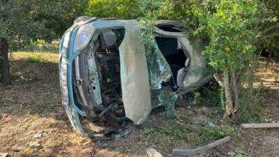 Aydın’ın İncirliova ilçesinde sürücüsünün direksiyon hakimiyetini kaybettiği otomobil yol kenarındaki