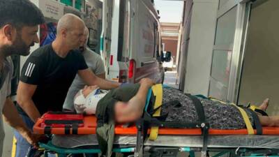 Adıyaman’da yolun karşısına geçmeye çalışan kadın, otomobilin çarpması sonucu yaralandı.