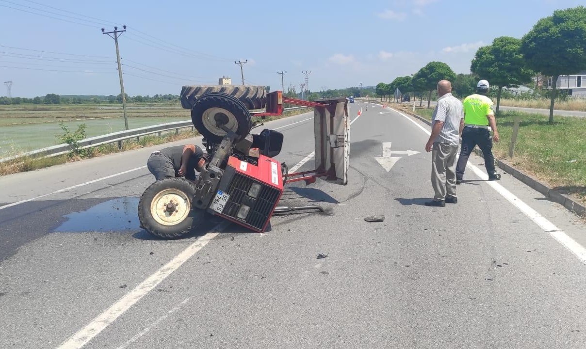 Samsun’un Alaçam ilçesinde otomobilin çarptığı traktör sürücüsü yaralandı. Kaza, Samsun-Sinop
