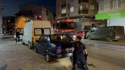 Kocaeli’nin Gebze ilçesinde park halindeki otomobilin motor kısmına giren yavru