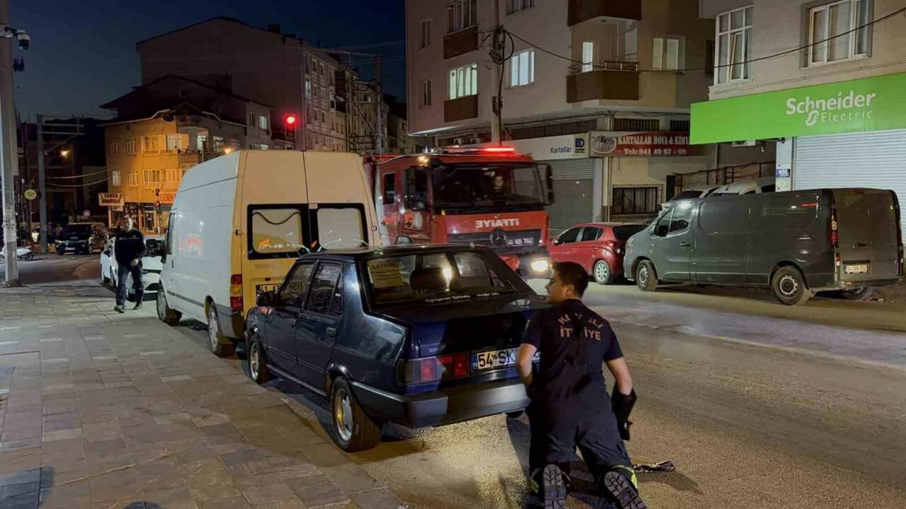 Kocaeli’nin Gebze ilçesinde park halindeki otomobilin motor kısmına giren yavru