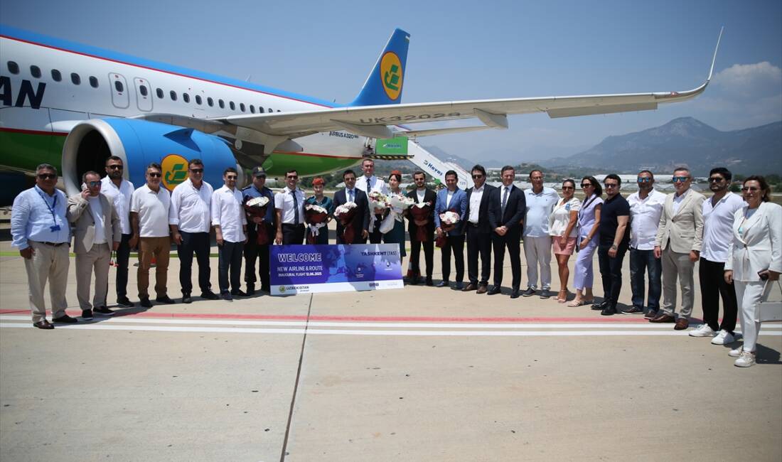 - Alanya-Gazipaşa Havalimanı'na iniş yapan uçaktaki 158 yolcu çiçeklerle karşılandı