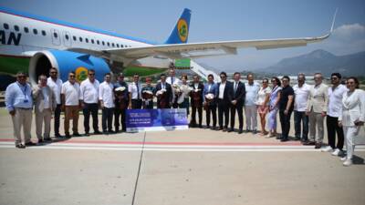 - Alanya-Gazipaşa Havalimanı'na iniş yapan uçaktaki 158 yolcu çiçeklerle karşılandı