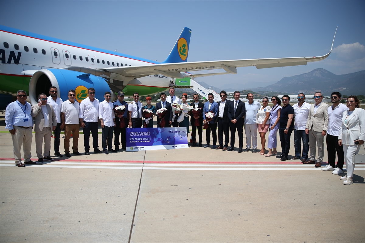 - Alanya-Gazipaşa Havalimanı'na iniş yapan uçaktaki 158 yolcu çiçeklerle karşılandı