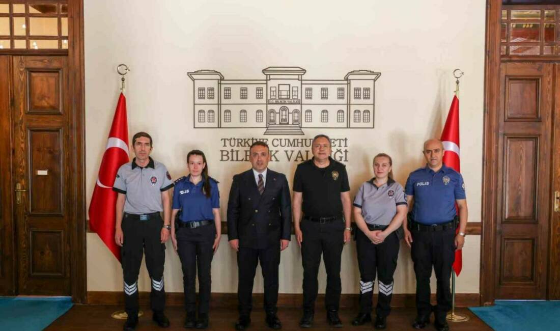 Bilecik Valisi Faik Oktay Sözer, özel güvenlik görevlilerini makamında kabul