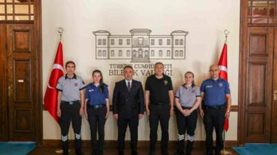 Bilecik Valisi Faik Oktay Sözer, özel güvenlik görevlilerini makamında kabul