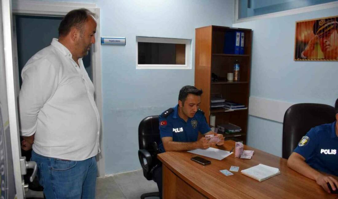 Sakarya’nın Hendek ilçesinde bir vatandaş para yatırmak için gittiği bankamatiğin