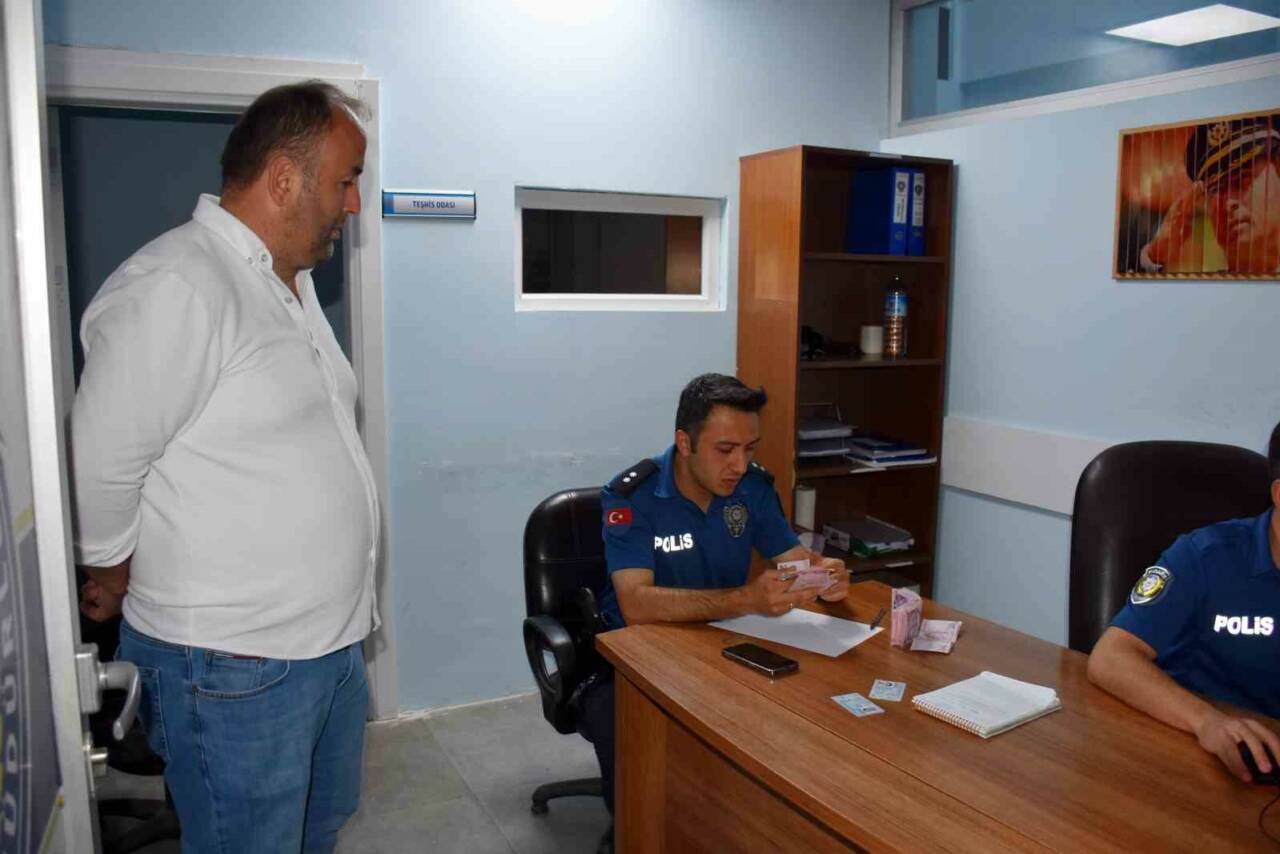 Sakarya’nın Hendek ilçesinde bir vatandaş para yatırmak için gittiği bankamatiğin