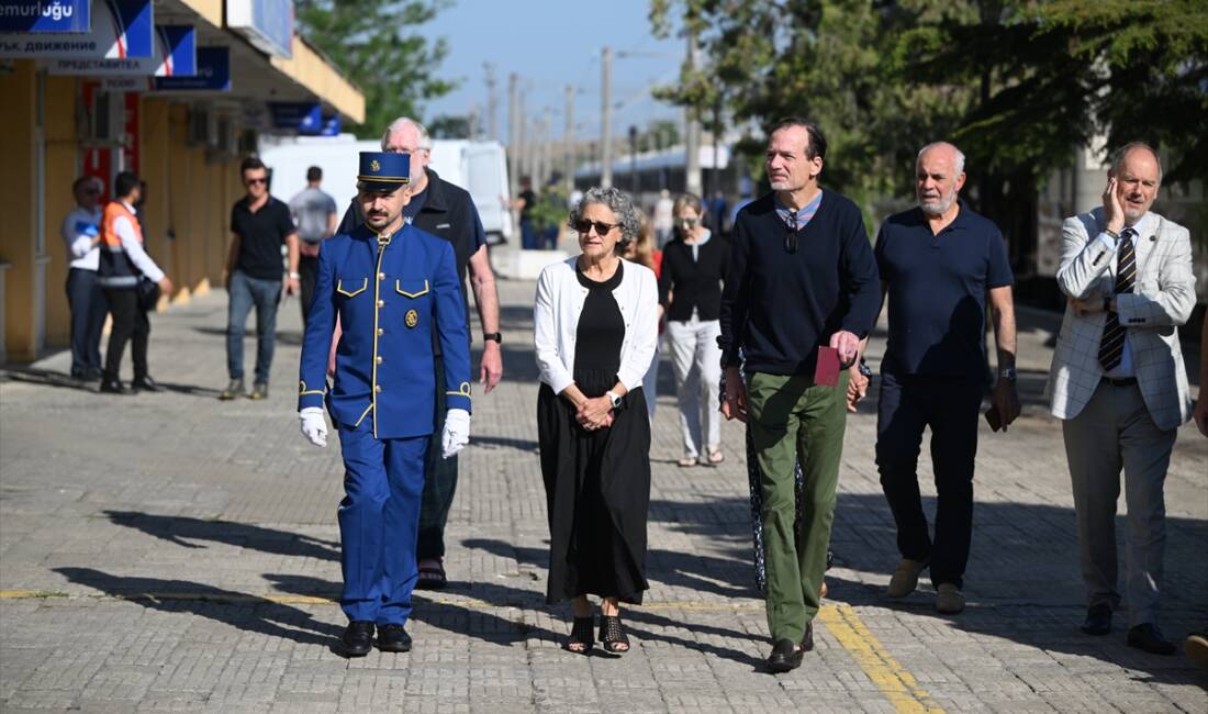 - Trenin 64 yolcusu garda halk oyunları ekibi tarafından karşılandı
-