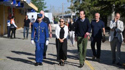 - Trenin 64 yolcusu garda halk oyunları ekibi tarafından karşılandı
-