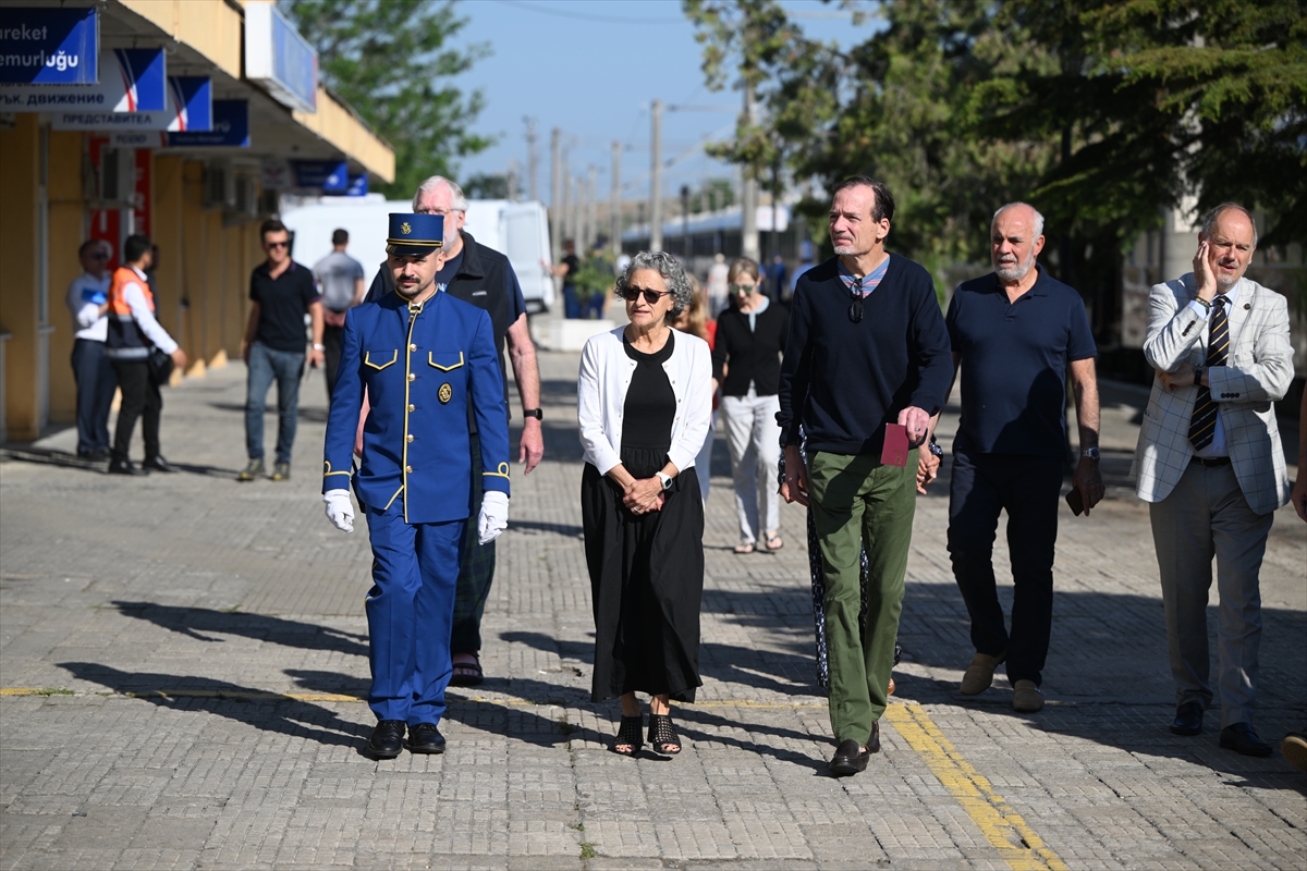 - Trenin 64 yolcusu garda halk oyunları ekibi tarafından karşılandı
-