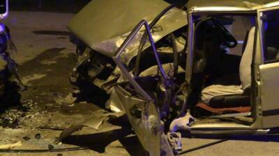 Kütahya’nın Tavşanlı ilçesinde otomobilin park halindeki tıra çarpması sonucu meydana