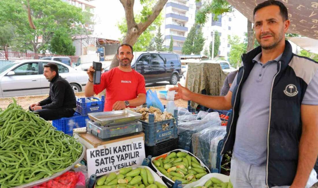 Kahramanmaraş’ta bir pazarcı esnafı, geleneksel tezgâhına teknolojiyi entegre ederek pos