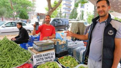 Kahramanmaraş’ta bir pazarcı esnafı, geleneksel tezgâhına teknolojiyi entegre ederek pos