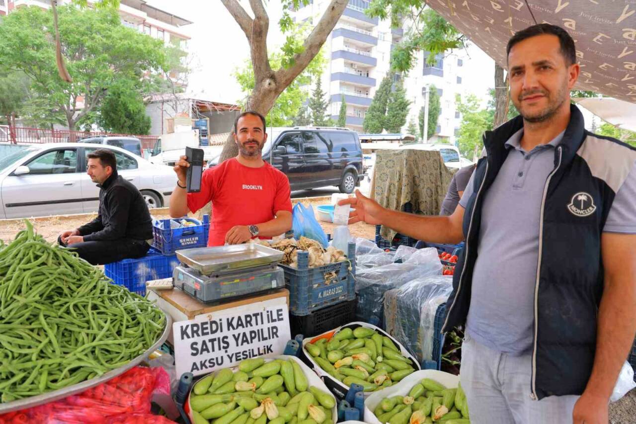 Kahramanmaraş’ta bir pazarcı esnafı, geleneksel tezgâhına teknolojiyi entegre ederek pos