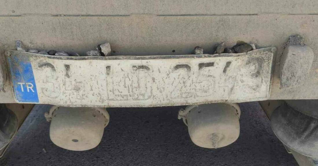 Hatay’da polis ekiplerinin yaptığı kontrollerde aracının plakasını kilit, kask, bant