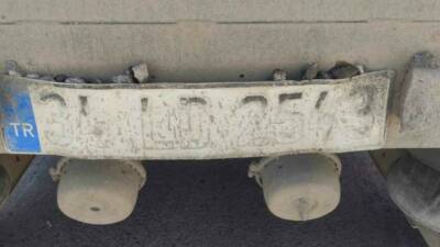 Hatay’da polis ekiplerinin yaptığı kontrollerde aracının plakasını kilit, kask, bant