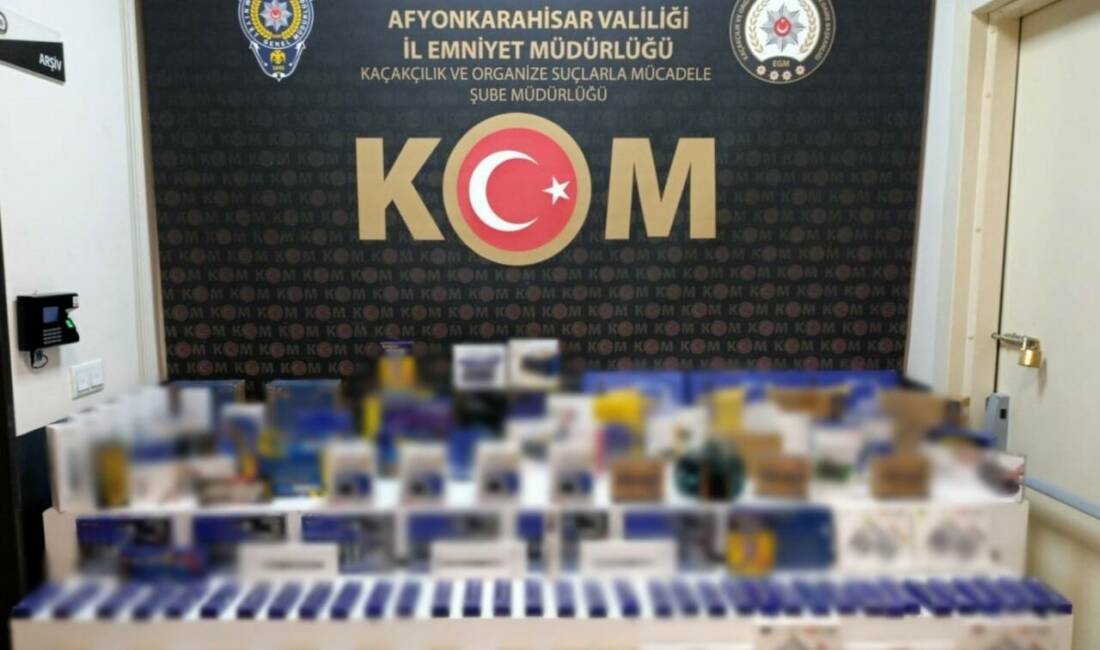 Afyonkarahisar’da polis tarafından durdurulan bir araçta 219 adet kaçak cep