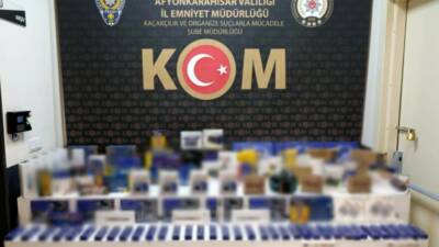 Afyonkarahisar’da polis tarafından durdurulan bir araçta 219 adet kaçak cep