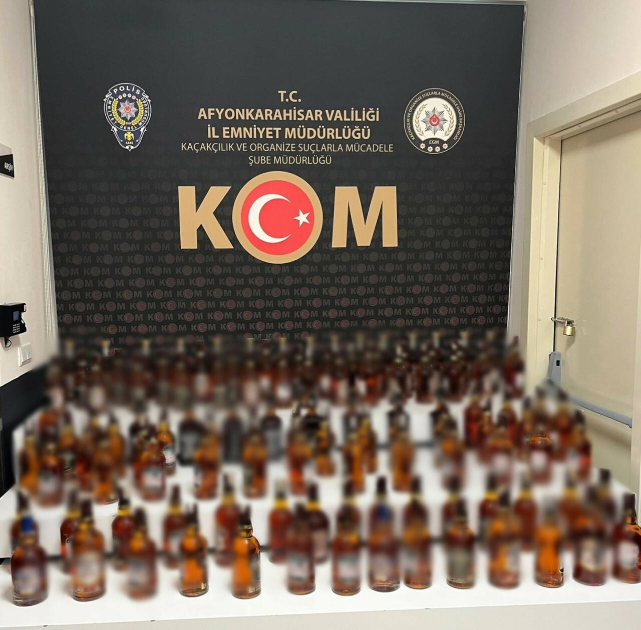 Afyonkarahisar’da polis tarafından bir bağ evine yapılan baskında 115 şişe