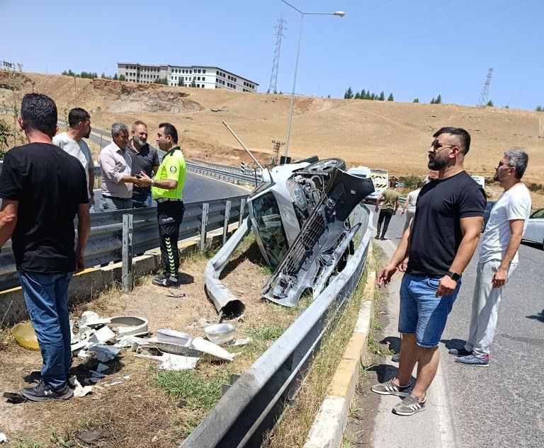 Siirt’te takla atarak refüje çıkan otomobilin sürücüsü kazayı yara almadan