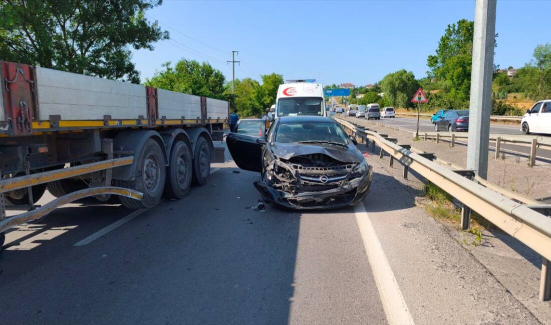 SAKARYA (AA) – Sakarya’nın Ferizli ilçesinde 5 aracın karıştığı zincirleme