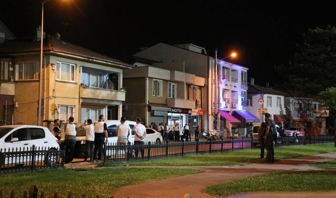 - Bir iş yerine giren şüpheliyi, polis ekipleri ve yakınları